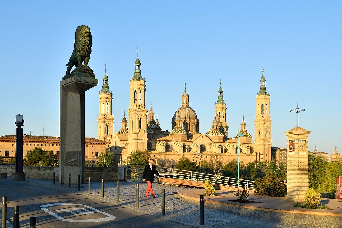 Spain, Aragon Region, Zaragoza Province, Zaragoza, Basilica de Nuestra Senora de Pilar and the Puente de Piedra on the Ebro River