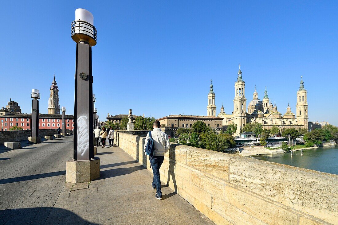 Spain, Aragon Region, Zaragoza Province, Zaragoza, Basilica de Nuestra Senora de Pilar and the Puente de Piedra on the Ebro River