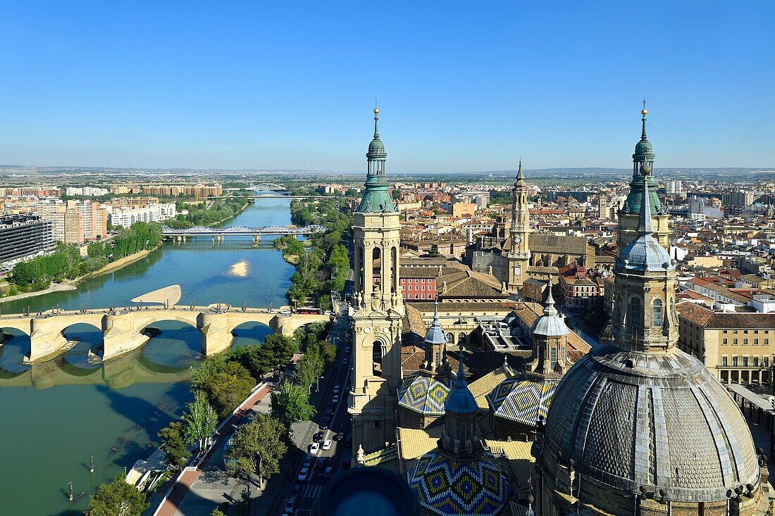 Spain, Aragon Region, Zaragoza Province, Zaragoza, Basilica de Nuestra Senora de Pilar and the Puente de Piedra on the Ebro River