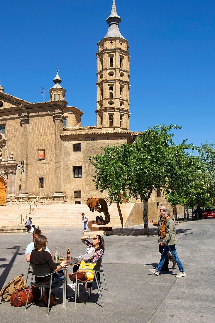 Spanien, Aragonien, Zaragoza, Plaza del Pilar, die Kirche San Juan de Los Panetes und ihr schiefer Glockenturm