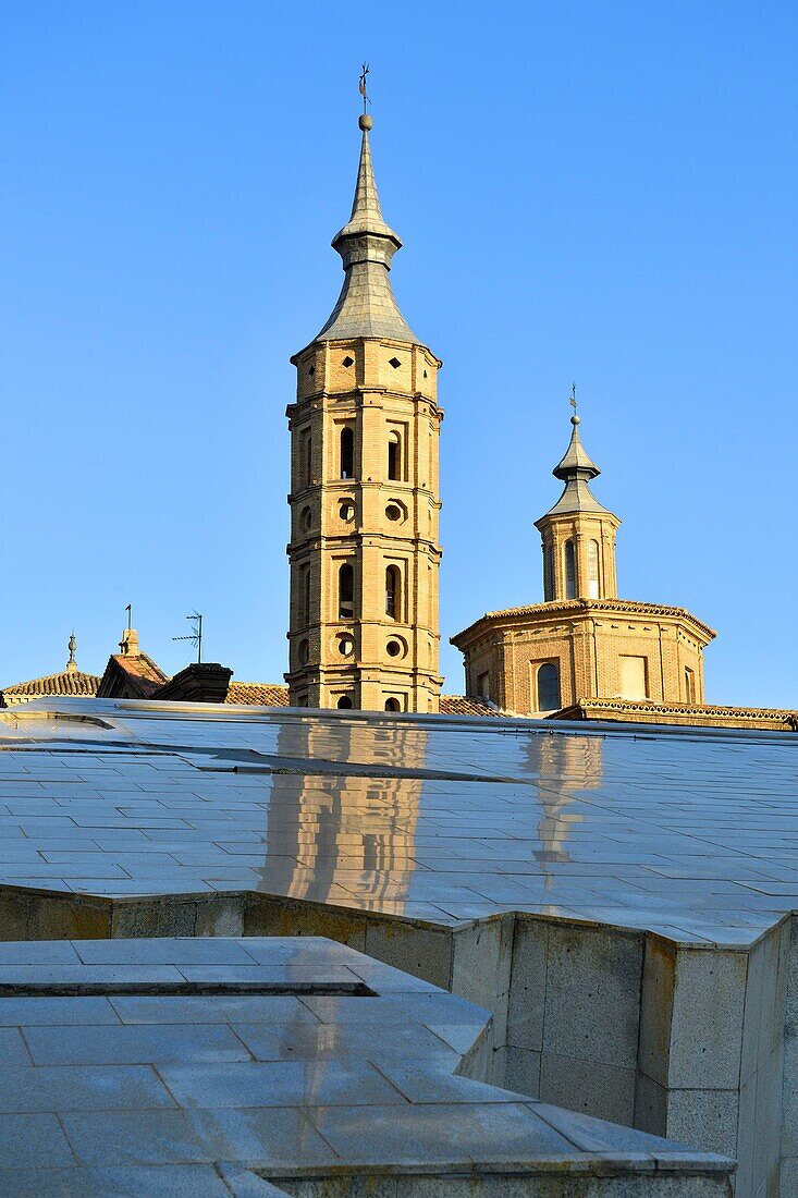 Spanien, Aragonien, Zaragoza, Plaza del Pilar, die Kirche San Juan de Los Panetes und ihr schiefer Glockenturm