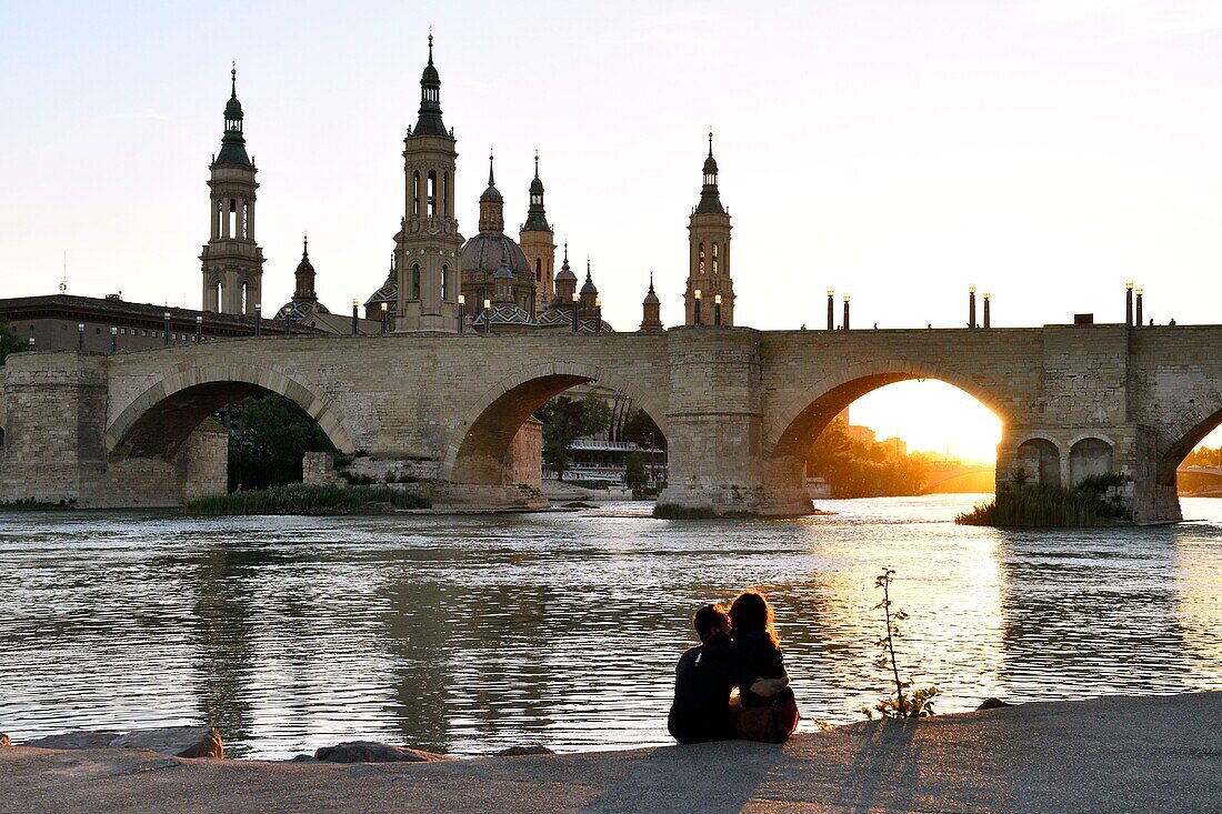 Spain, Aragon Region, Zaragoza Province, Zaragoza, Basilica de Nuestra Senora de Pilar and the Puente de Piedra on the Ebro River