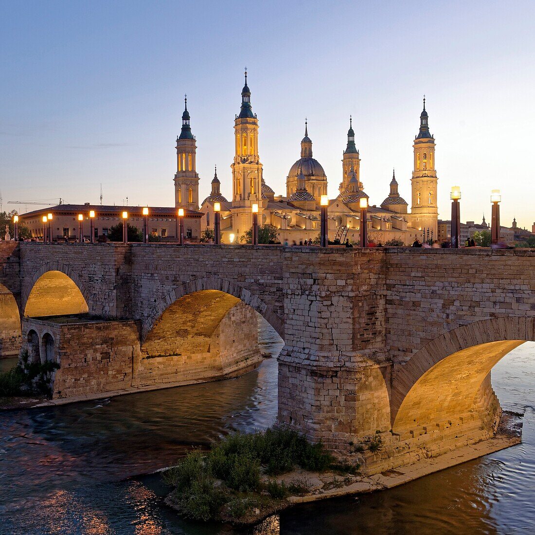 Spain, Aragon Region, Zaragoza Province, Zaragoza, Basilica de Nuestra Senora de Pilar and the Puente de Piedra on the Ebro River