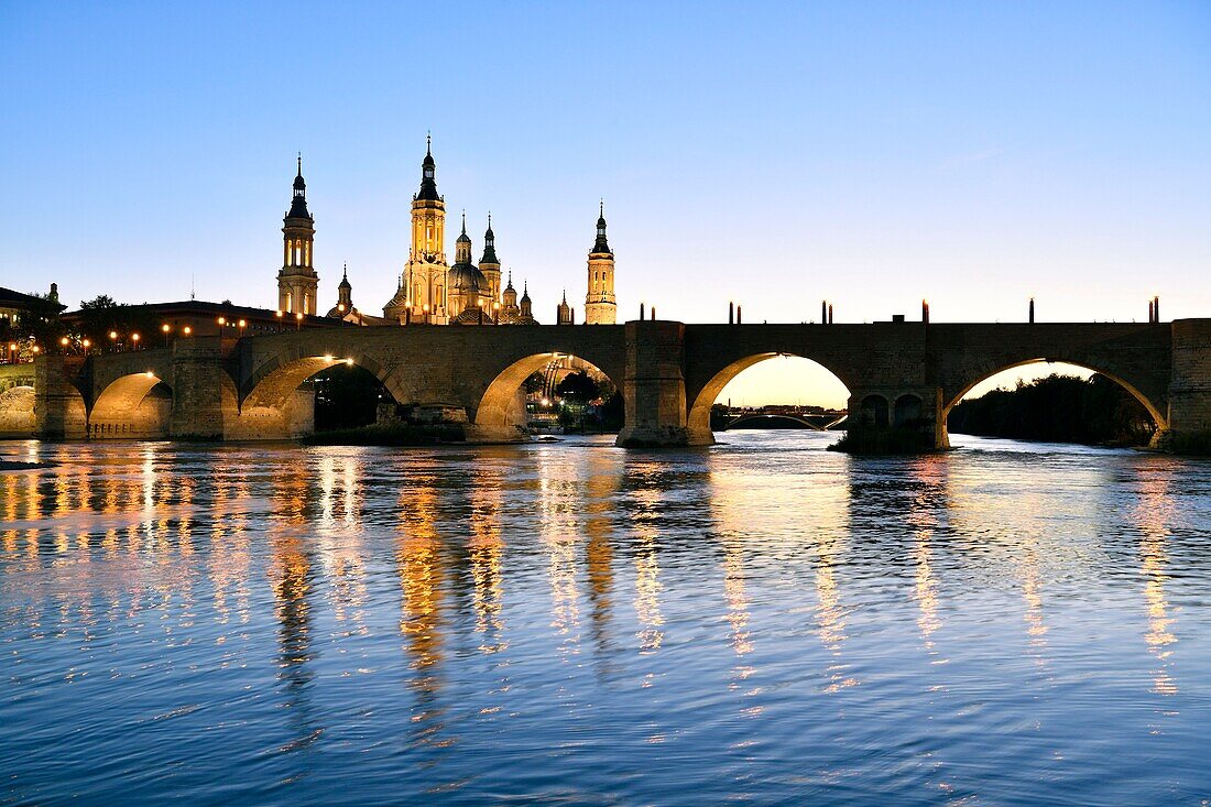 Spain, Aragon Region, Zaragoza Province, Zaragoza, Basilica de Nuestra Senora de Pilar and the Puente de Piedra on the Ebro River