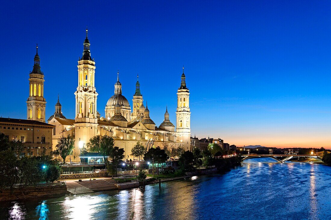 Spain, Aragon Region, Zaragoza Province, Zaragoza, Basilica de Nuestra Senora de Pilar and Ebro River