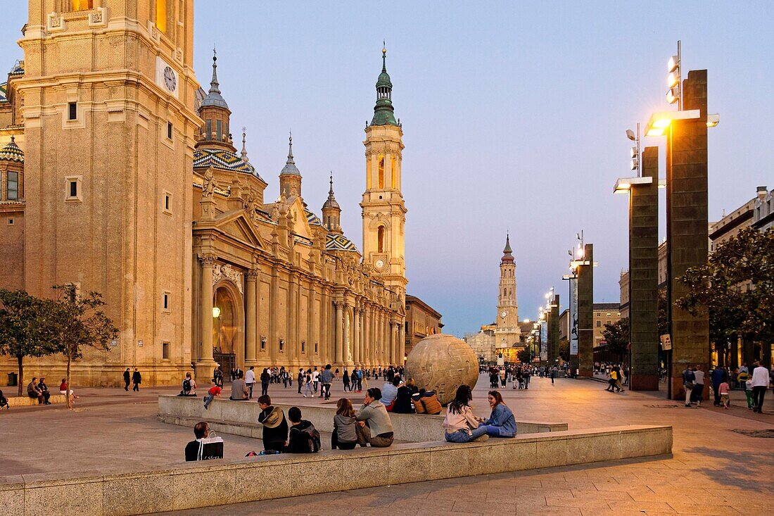 Spanien, Region Aragonien, Provinz Zaragoza, Zaragoza, Plaza del Pilar, Weltball (Bola del Mundo), Basilica del Pilar und La Seo, im Hintergrund die Kathedrale San Salvador