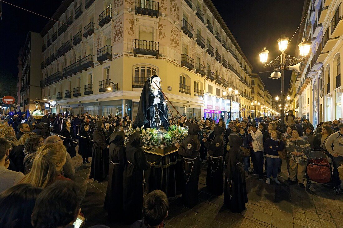 Spanien, Region Aragonien, Provinz Zaragoza, Zaragoza, Religiöser Wagen, der während der Karwoche durch die Straßen getragen wird, im Hintergrund die Basilika de Nuestra Senora de Pilar