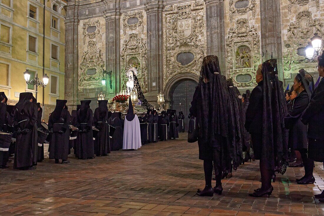 Spanien, Region Aragonien, Provinz Zaragoza, Zaragoza, Religiöser Wagen, der während der Karwoche durch die Straßen getragen wird, im Hintergrund die Basilika de Nuestra Senora de Pilar