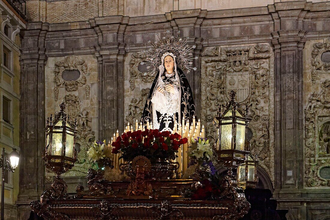 Spanien, Region Aragonien, Provinz Zaragoza, Zaragoza, Religiöser Wagen, der während der Karwoche durch die Straßen getragen wird, im Hintergrund die Basilika de Nuestra Senora de Pilar