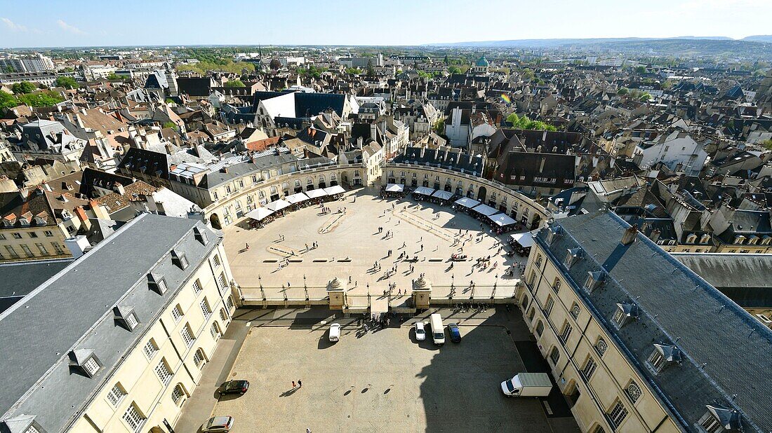 Frankreich, Cote d'Or, Dijon, von der UNESCO zum Weltkulturerbe erklärt, Place de la Libération (Platz der Befreiung) vom Turm Philippe le Bon (Philipp der Gute) des Palastes der Herzöge von Burgund aus gesehen