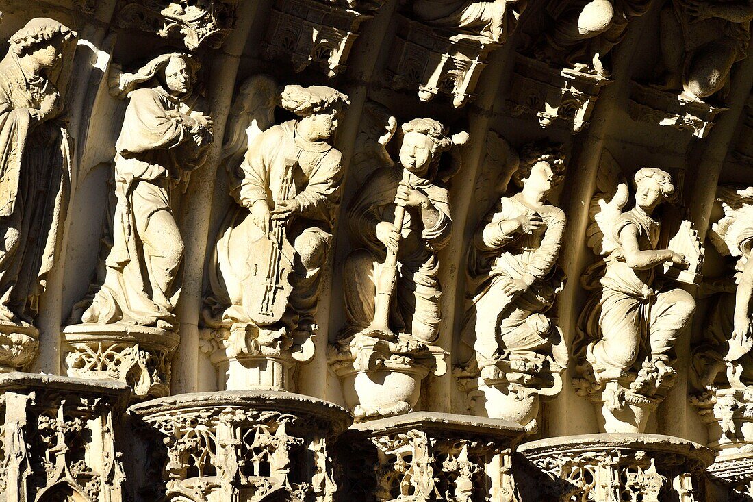 Frankreich, Cote d'Or, Dijon, von der UNESCO zum Weltkulturerbe erklärt, die Kirche Saint Michel, Veranda