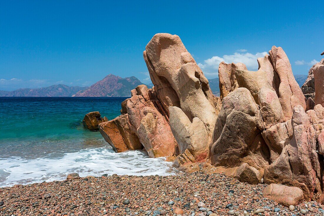 Frankreich, Corse du Sud, Golf von Porto, Capo Rosso, Anse de Ficajola und das Naturschutzgebiet Scandola im Hintergrund