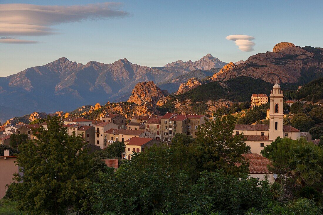 Frankreich, Corse du Sud, Golf von Porto, von der UNESCO zum Weltkulturerbe erklärt, Piana, ausgezeichnet mit dem Titel "Schönste Dörfer Frankreichs