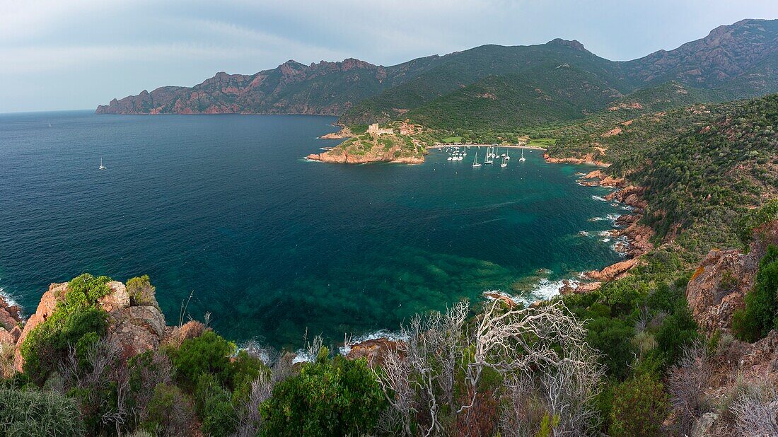 Frankreich, Corse du Sud, Naturschutzgebiet Scandola, von der UNESCO zum Weltkulturerbe erklärt, Dorf Girolata