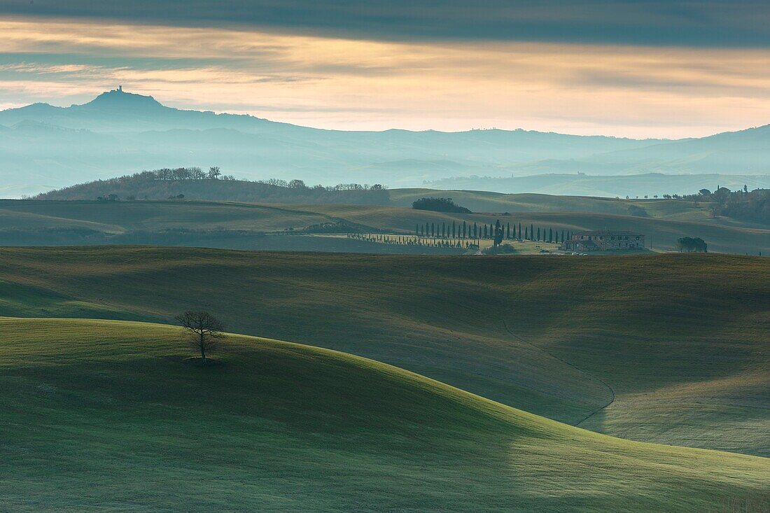 Italien, Toskana, Val d'Orcia, von der UNESCO zum Weltkulturerbe erklärt, San Quirico d'Orcia, Sonnenaufgang am Belvedere