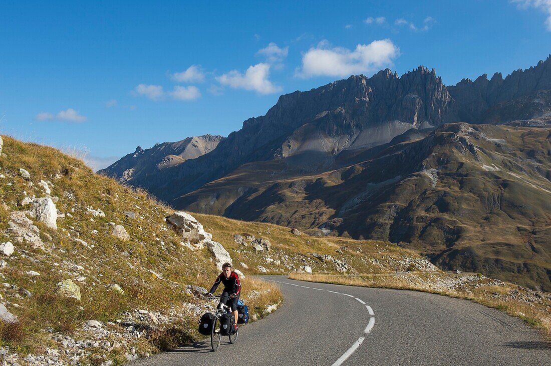 Frankreich, Savoie, Massif des Cerces, Valloire, Fahrradaufstieg zum Col du Galibier, eine der Routen des größten Radsportgebiets der Welt, letzter Kilometer vor dem Gipfel und Felsen des großen Pare