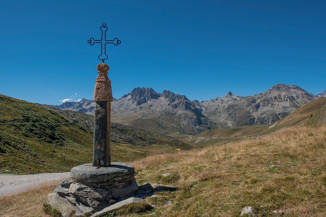 Frankreich, Savoyen, Saint Jean de Maurienne, im Umkreis von 50 km um die Stadt wurde der größte Radwanderweg der Welt angelegt. Radfahrer auf dem Gipfel des Passes des Eisernen Kreuzes