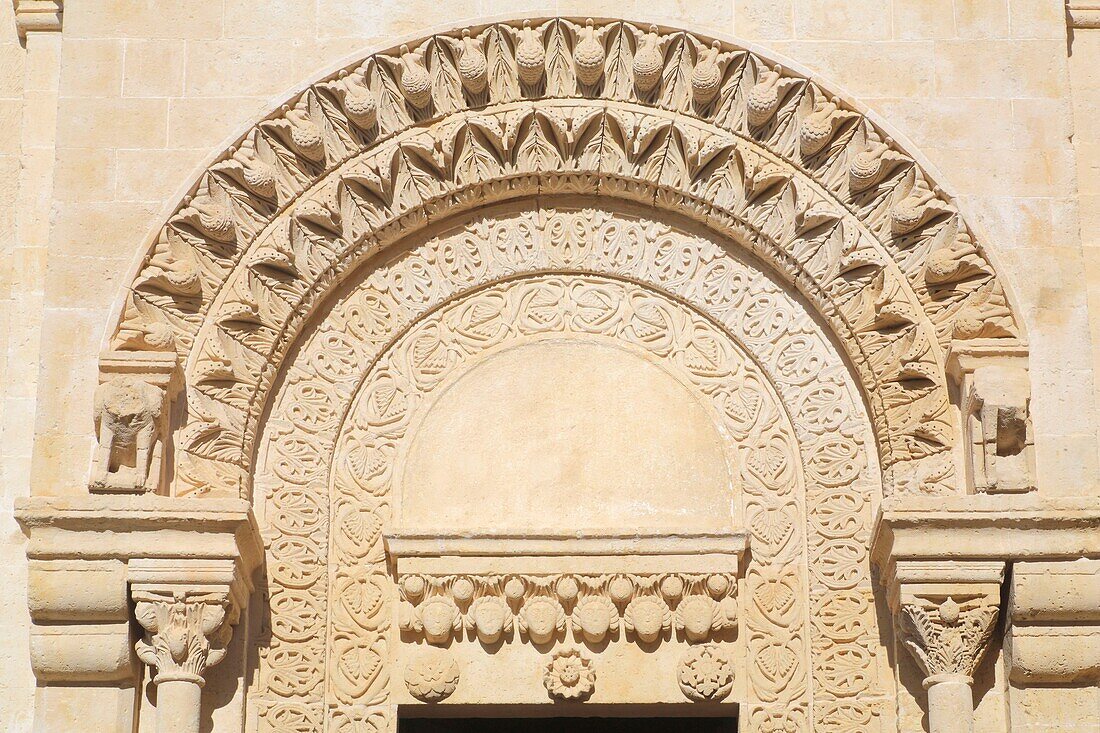 Italien, Basilikata, Matera, troglodytische Altstadt von der UNESCO zum Weltkulturerbe erklärt, Kulturhauptstadt Europas 2019, Dom (Duomo) romanischer Stil aus dem 13. Jahrhundert im 18. Jahrhundert umgebaut, Seiteneingang