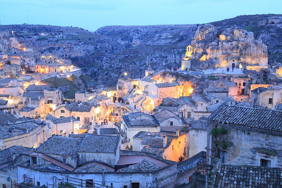 Italien, Basilikata, Matera, von der UNESCO zum Weltkulturerbe erklärte troglodytische Altstadt, Kulturhauptstadt Europas 2019, Sassi di Matera, Sasso Caveoso und der Monterrone-Komplex in der Abenddämmerung