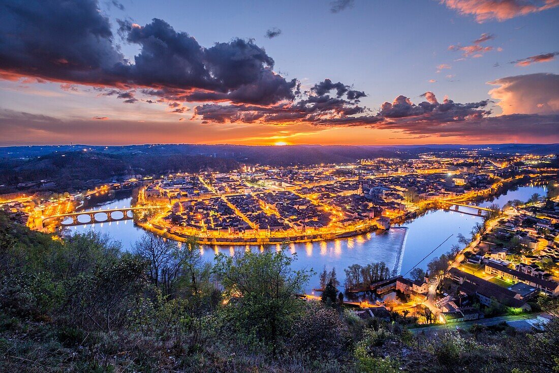 Frankreich, Lot, Cahors, Überblick über die Stadt bei Nacht