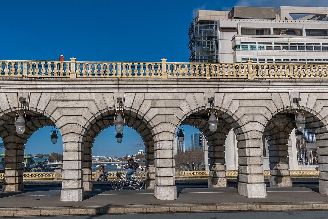 Frankreich, Paris, von der UNESCO zum Weltkulturerbe erklärtes Gebiet, die Pont de Bercy, der Skytrain und das Ministerium für Wirtschaft und Finanzen von den Architekten Paul Chemetov und Borja Huidobro