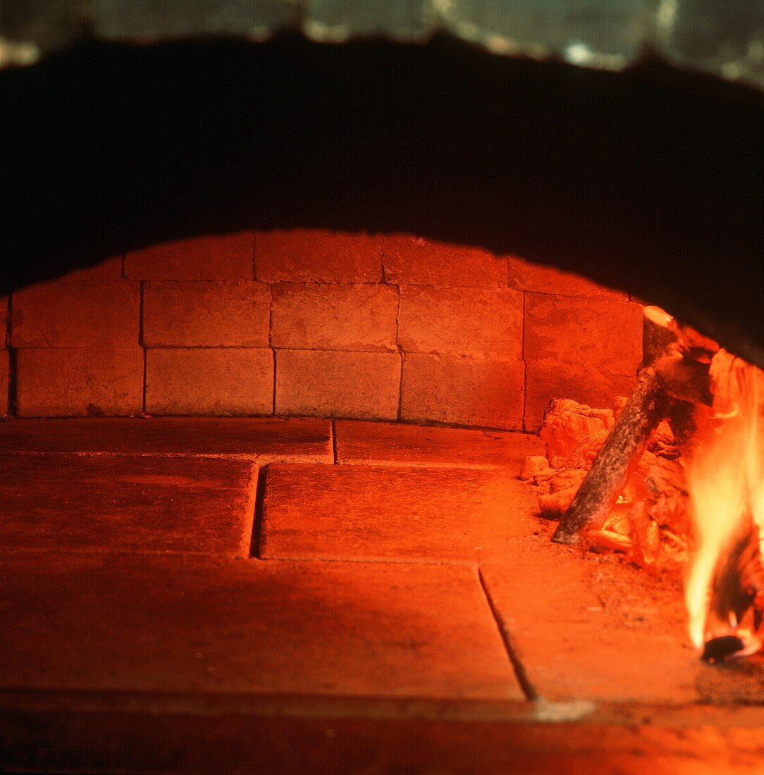 Pizza oven with fire