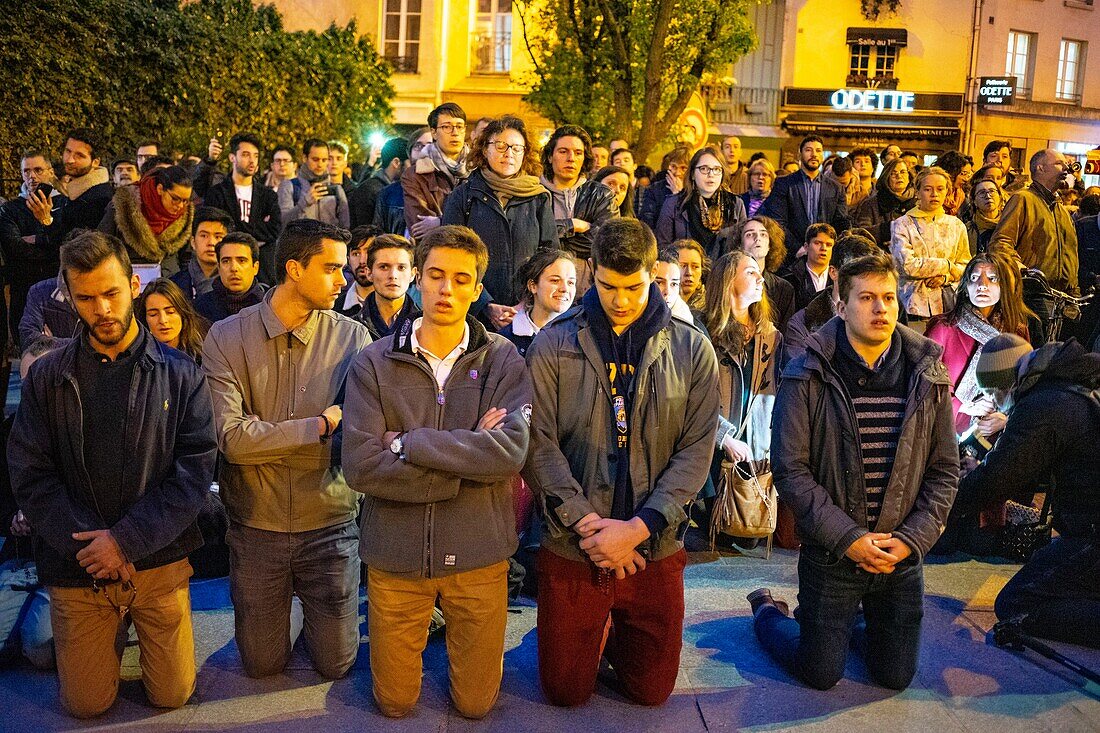 Frankreich, Paris, Welterbe der UNESCO, Versammlung von Gläubigen während des Brandes der Kathedrale Notre-Dame am 15. April 2019