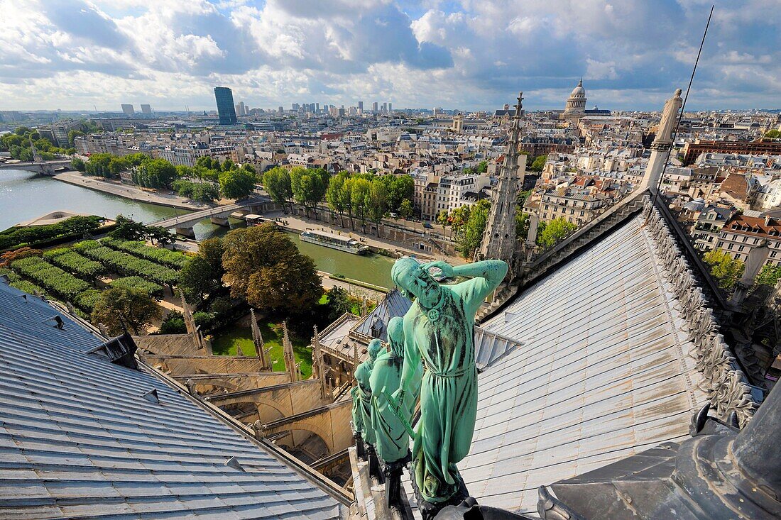 Frankreich, Paris, Weltkulturerbe der UNESCO, Ile de la Cite, die Kathedrale Notre-Dame, der Turm beherrscht die Statuen aus grünem Kupfer der zwölf Apostel mit den Symbolen der vier Evangelisten, Viollet-le-Duc hat sich unter den Gesichtszügen des Heiligen Thomas mit seinem Quadrat dargestellt