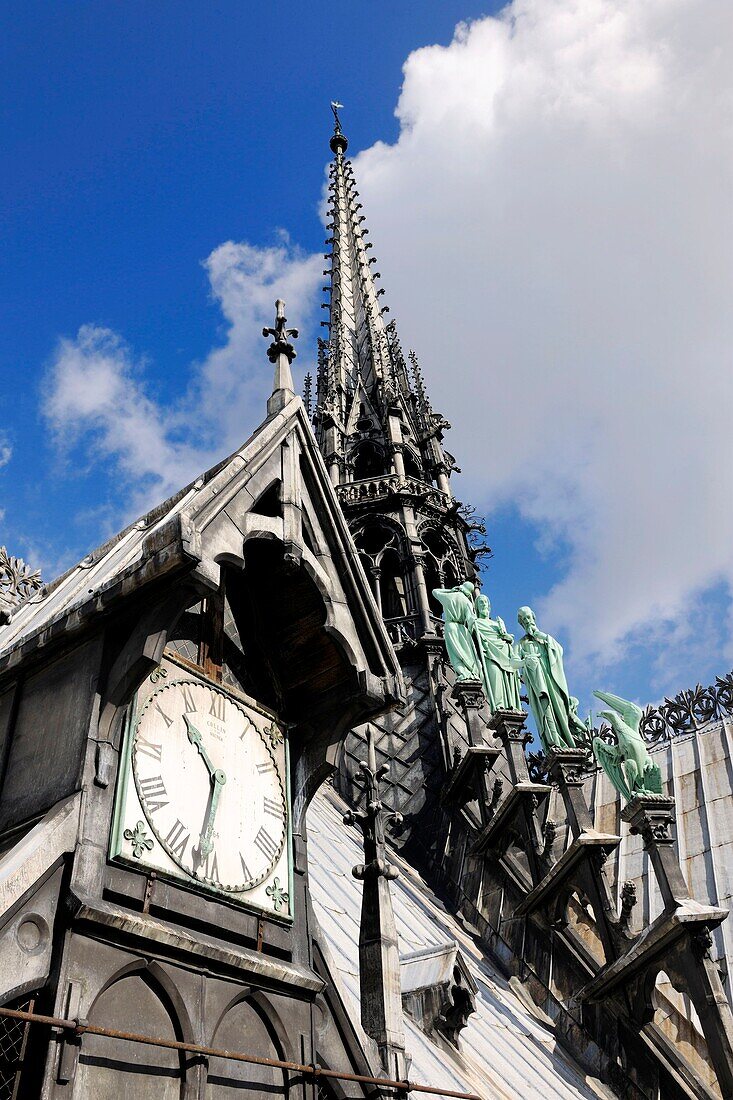 Frankreich, Paris, Weltkulturerbe der UNESCO, Île de la Cite, Kathedrale Notre-Dame, eine der Uhren und der Kirchturm dominieren die Statuen aus grünem Kupfer der zwölf Apostel mit den Symbolen der vier Evangelisten