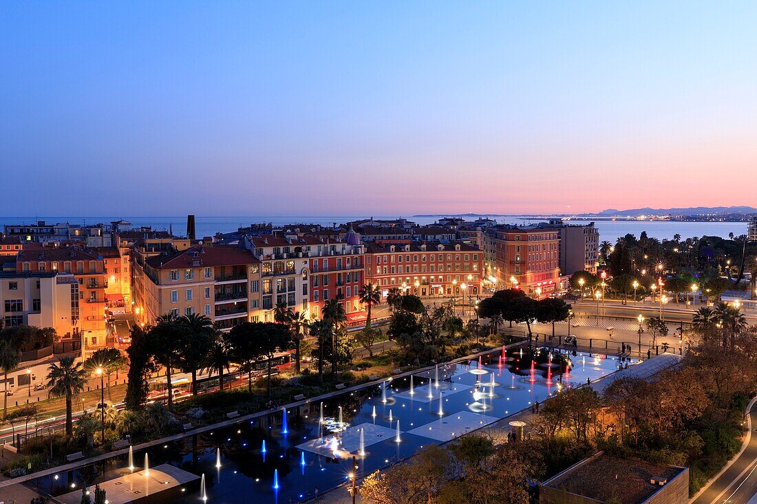 Frankreich, Alpes Maritimes, Nizza, von der UNESCO zum Weltkulturerbe erklärt, Promenade du Paillon, Place Massena, der Spiegel des Wassers, im Hintergrund das Mittelmeer