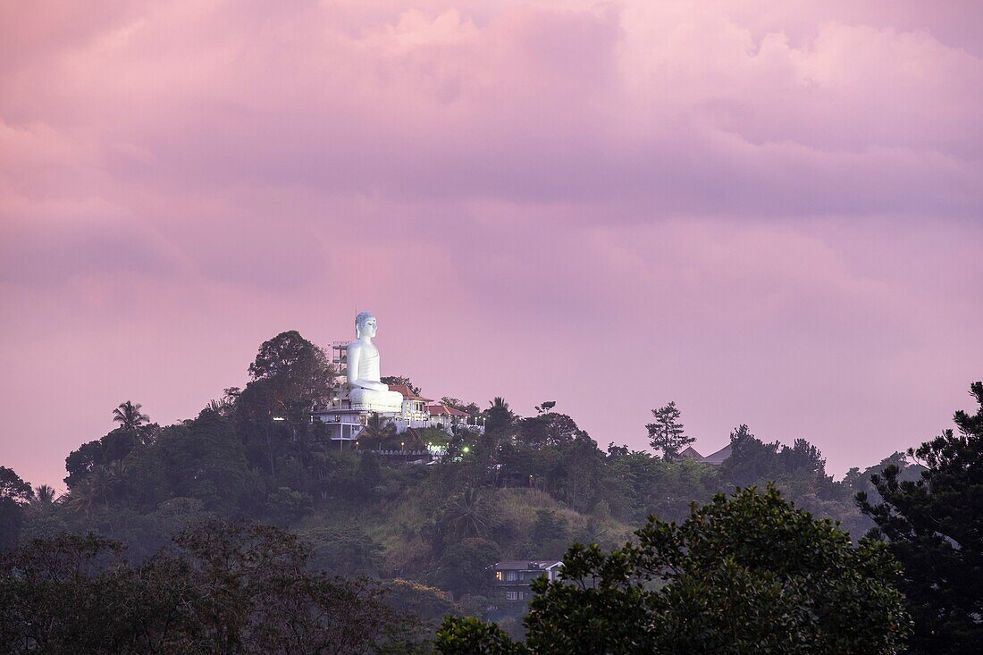 Sri Lanka, Zentralprovinz, Kandy, Weltkulturerbe, Buddha-Statue des Bahirawakanda-Tempels