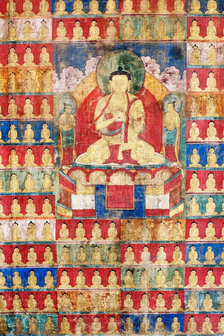 Indien, Bundesstaat Jammu und Kaschmir, Himalaya, Ladakh, Indus-Tal, Matho-Kloster (gompa), zentrales Detail des Stücks Nr. 77 der Sammlung, ein Thangka aus dem 18. Jahrhundert nach der Restaurierung. Er stellt Vairocana dar, den kosmischen Ur-Buddha. Die Handgeste des Dharma-Rades ist ein charakteristisches Merkmal von Tathagata Vairocana und Shakyamuni. Er wird von zwei Bodhisattvas unterstützt. Die 200 Buddhas, die die zentrale Figur umgeben, sind mit Blattgold vergoldet.