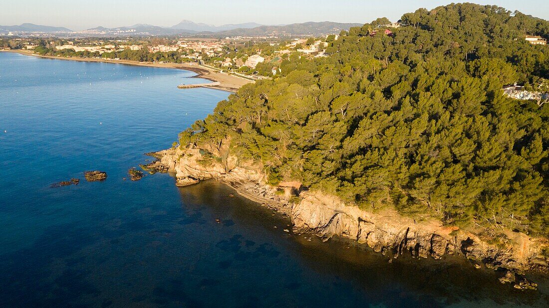 Frankreich, Var, La Londe Les Maures, Argentiere Point, Pellegrin Creek, Küstenweg (Luftaufnahme)