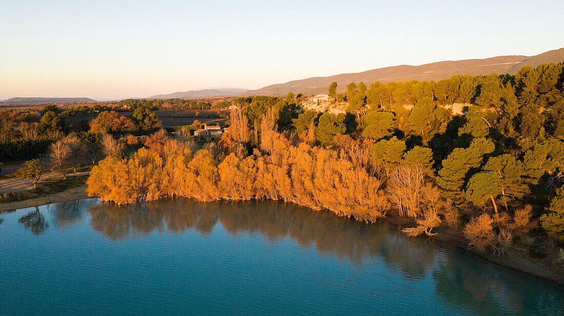 Frankreich, Vaucluse, Regionaler Naturpark Luberon, Cabrieres d'Aigues, Etang de la Bonde (Luftaufnahme)