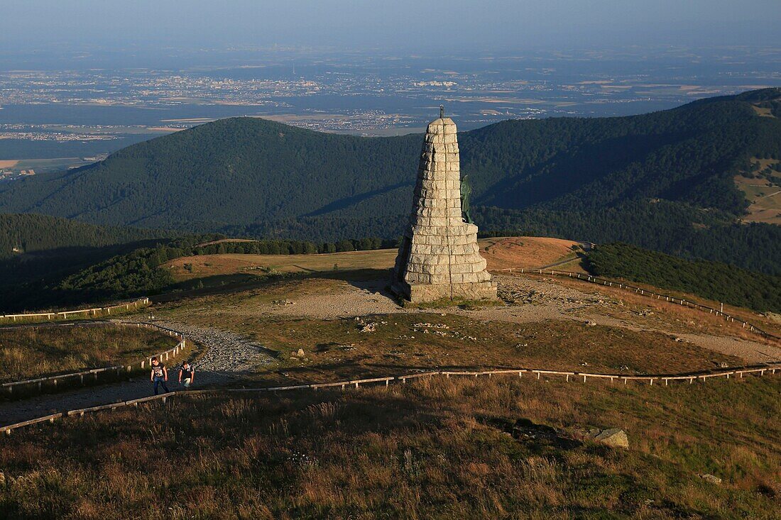 Frankreich, Haut Rhin, Guebwiller, Wanderer um das Denkmal der blauen Teufel auf dem Gipfel des Grand Ballon de Guebwiller