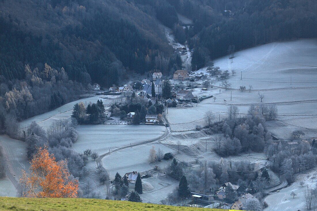 Frankreich, Haut Rhin, Sainte Marie aux Mines, Kirche Saint Pierre sur l'Hâte, Diese Kirche, die den Weiler Echery überragt, ist von einem Friedhof umgeben, auf dem sich mehrere Gräber von Bergleuten befinden. Sie wurde 1140 an der Stelle des ehemaligen Priorats von Echery errichtet, das im 9.