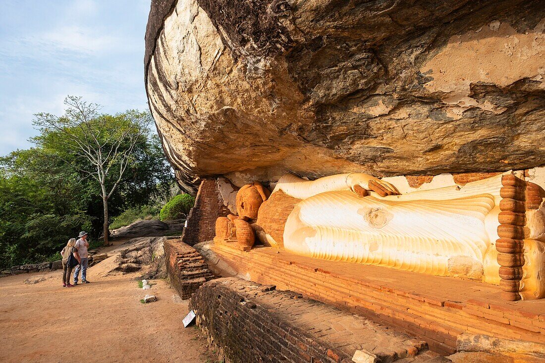 Sri Lanka, Zentralprovinz, Sigiriya, Pidurangala-Felsen, liegender Buddha aus Ziegeln von Pidurangala