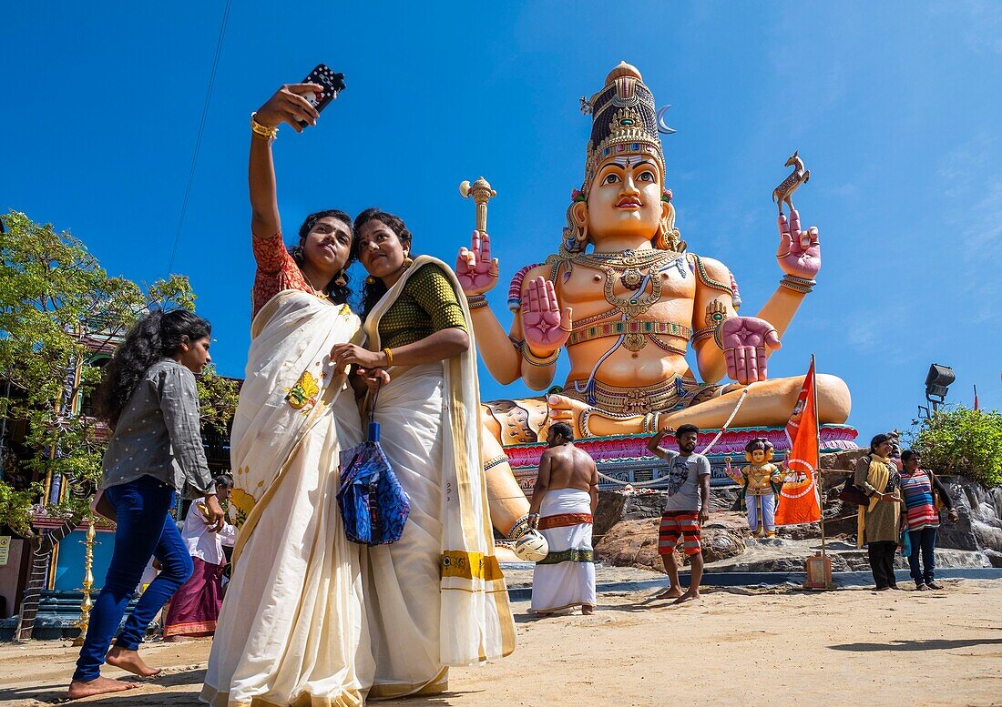 Sri Lanka, Eastern province, Trincomalee (or Trinquemalay), Koneswaram Hindu temple constructed atop Swami Rock promontory, selfie in front of Shiva statue