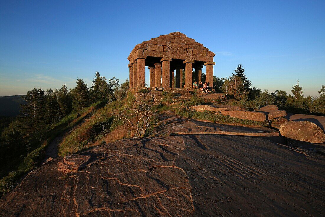 Frankreich, Bas Rhin, Der Tempel von Donon ist auf 1.009 Meter über dem Meeresspiegel, Es wurde auf dem Gipfel im Jahre 1869 errichtet, Es ist das Werk des kolumbianischen Architekten Louis Michel Boltz, Landschaft während des Aufstiegs des Gipfels von Donon im Winter durchquert