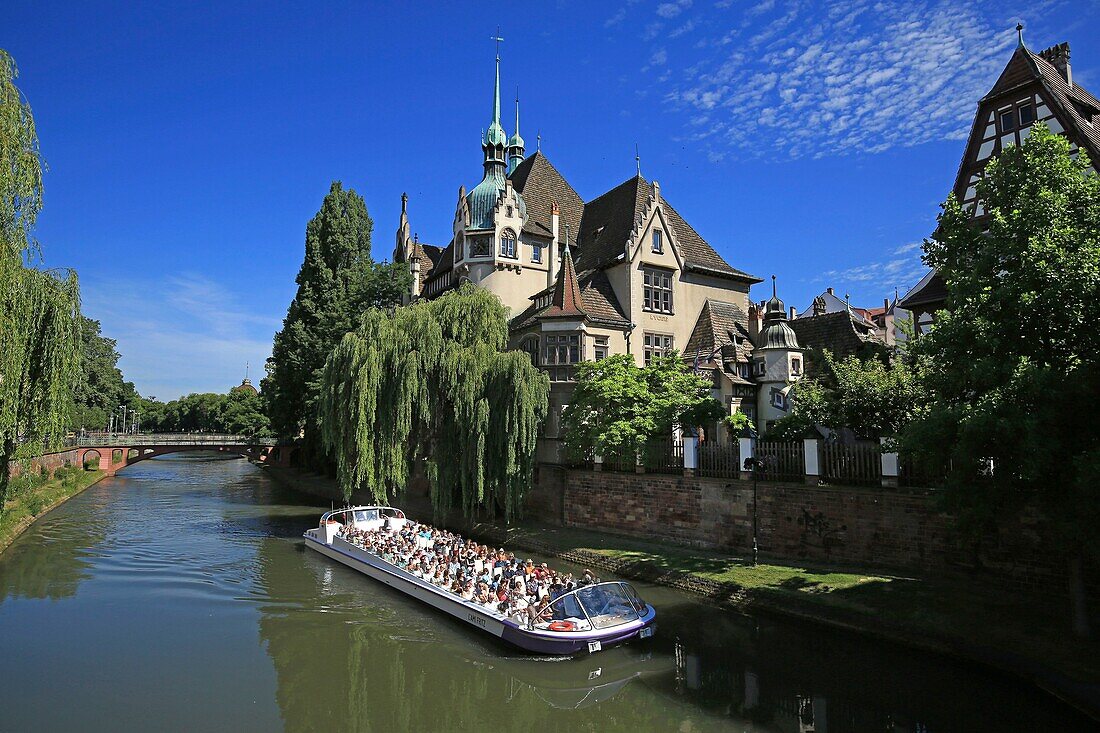 Frankreich, Bas Rhin, Straßburg, Stadtteil Neustadt aus der deutschen Zeit, eingetragen als UNESCO-Welterbe, der Faux-Remparts-Kanal und das Pontonniers-Gymnasium in der Rue des Pontonniers 1