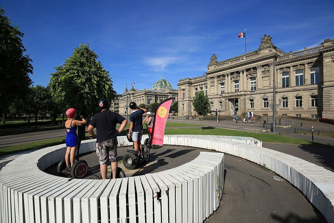 Frankreich, Bas Rhin, Straßburg, Stadtteil Neustadt aus der deutschen Zeit, von der UNESCO zum Weltkulturerbe erklärt, Segway-Touristen, am Place de la Republique gegenüber dem Nationaltheater Straßburg am Place de la Republic 7