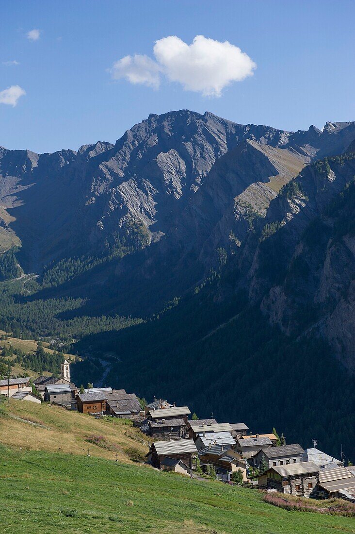 Frankreich, Hautes Alpes, Queyras-Massiv, Saint Veran, Gesamtansicht des Dorfes mit den Spitzen der Marcelettes des Avets (2900m) von der Kapelle Sainte Madeleine aus