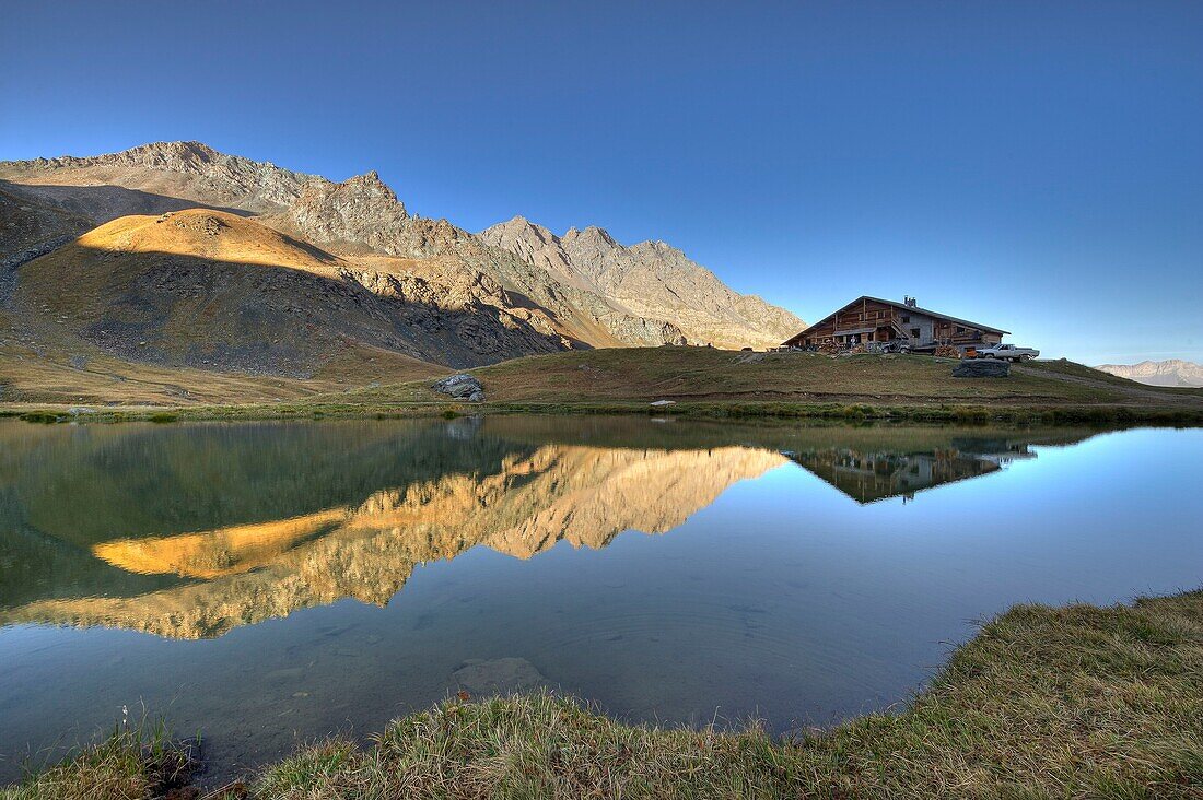 France, Hautes Alpes, Queyras massif, Saint Veran, the lake and the refuge of la Blanche and the head of Longet (3146m)