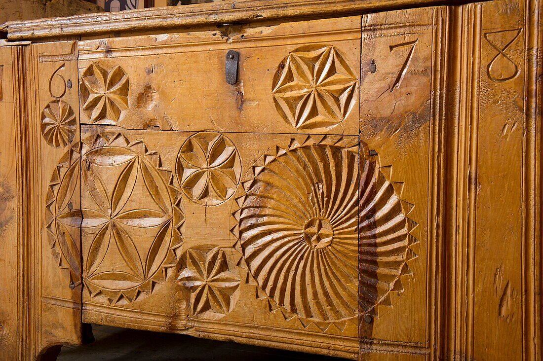 Frankreich, Hautes Alpes, Queyras-Massiv, Saint Veran, das Soum-Museum, eine mit traditionellen Rosetten geschnitzte Truhe von 1678