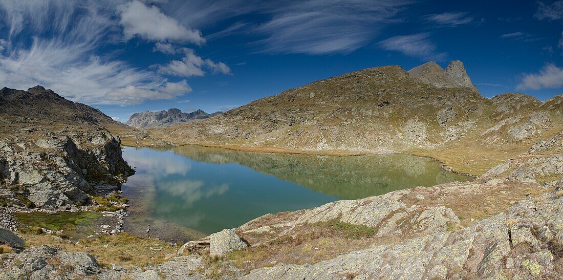 Frankreich, Alpes de Haute Provence, Ubaye-Massiv, Barcelonnette, Panoramablick auf den See ohne Namen an der italienischen Grenze des Longet-Passes (2701m)