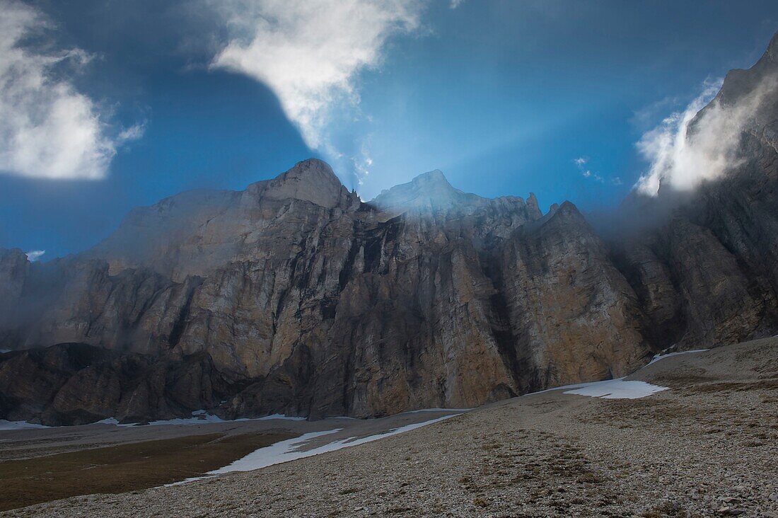 Frankreich, Isere, Trieves, Massiv Devoluy, Wanderung zur Höhle von Fetoure, Licht und Nebel auf der Casse du Ferrand (2758m)