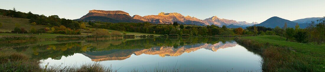 Frankreich, Isere, Trieves, Panoramablick bei Sonnenuntergang auf den Marais-See mit Spiegelung des Obiou-Massivs (2790m)