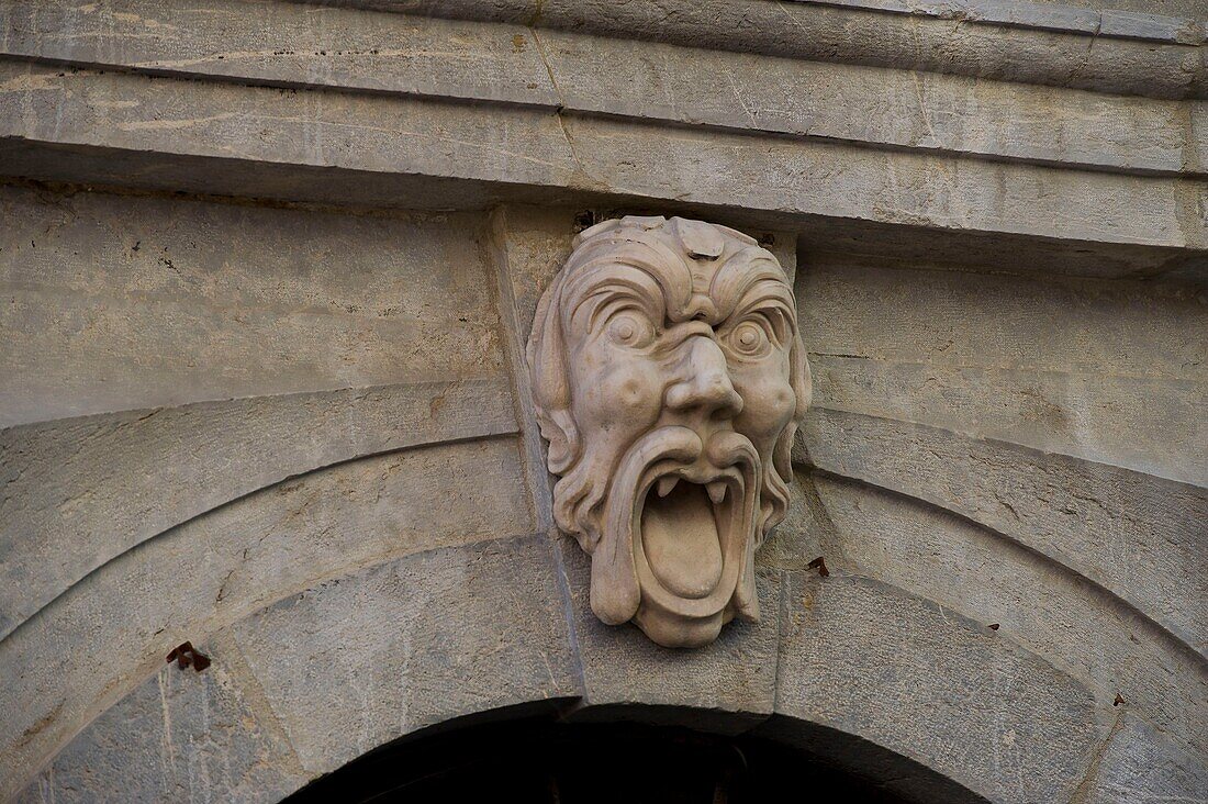 Frankreich, Hautes Alpes, Briancon, in der Hauptstraße, Skulpturen an der Fassade des Hauses Jean Prat