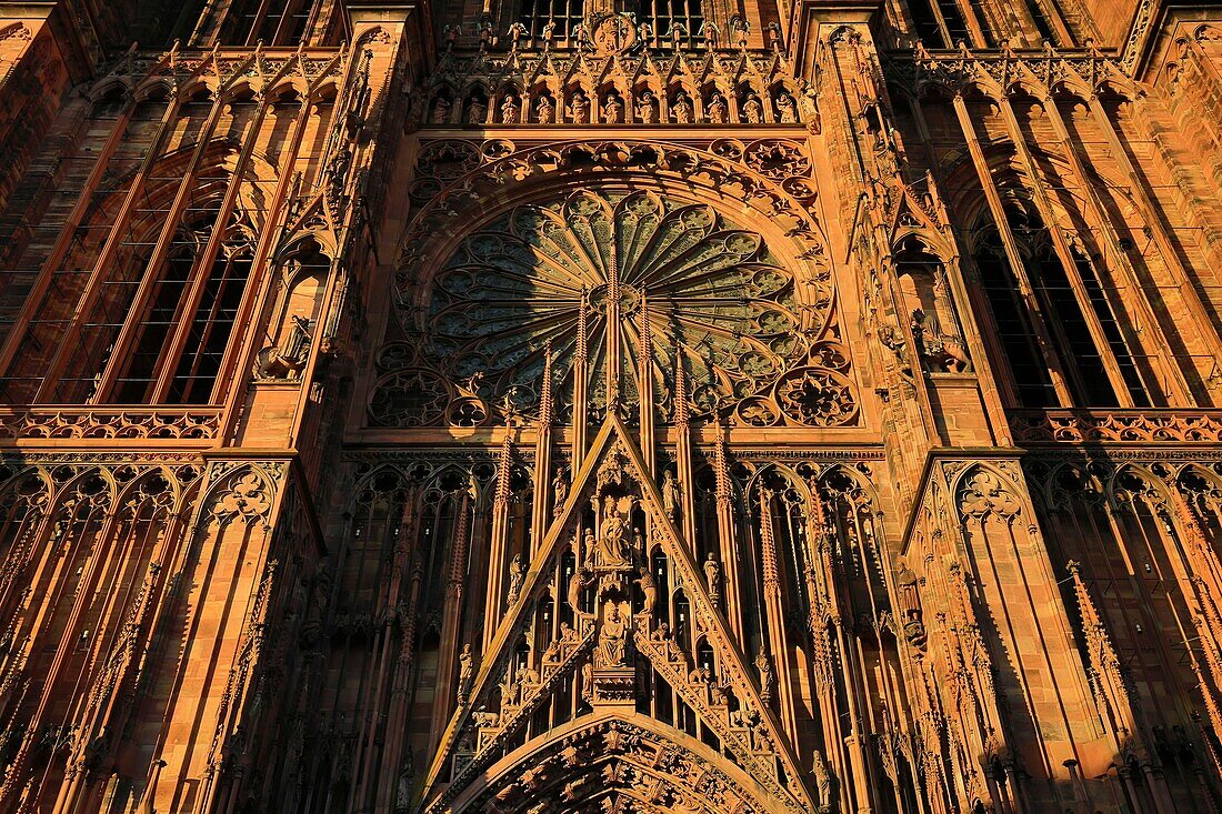 Frankreich, Bas Rhin, Straßburg, Die Fassade der Kathedrale Notre Dame bei Sonnenuntergang