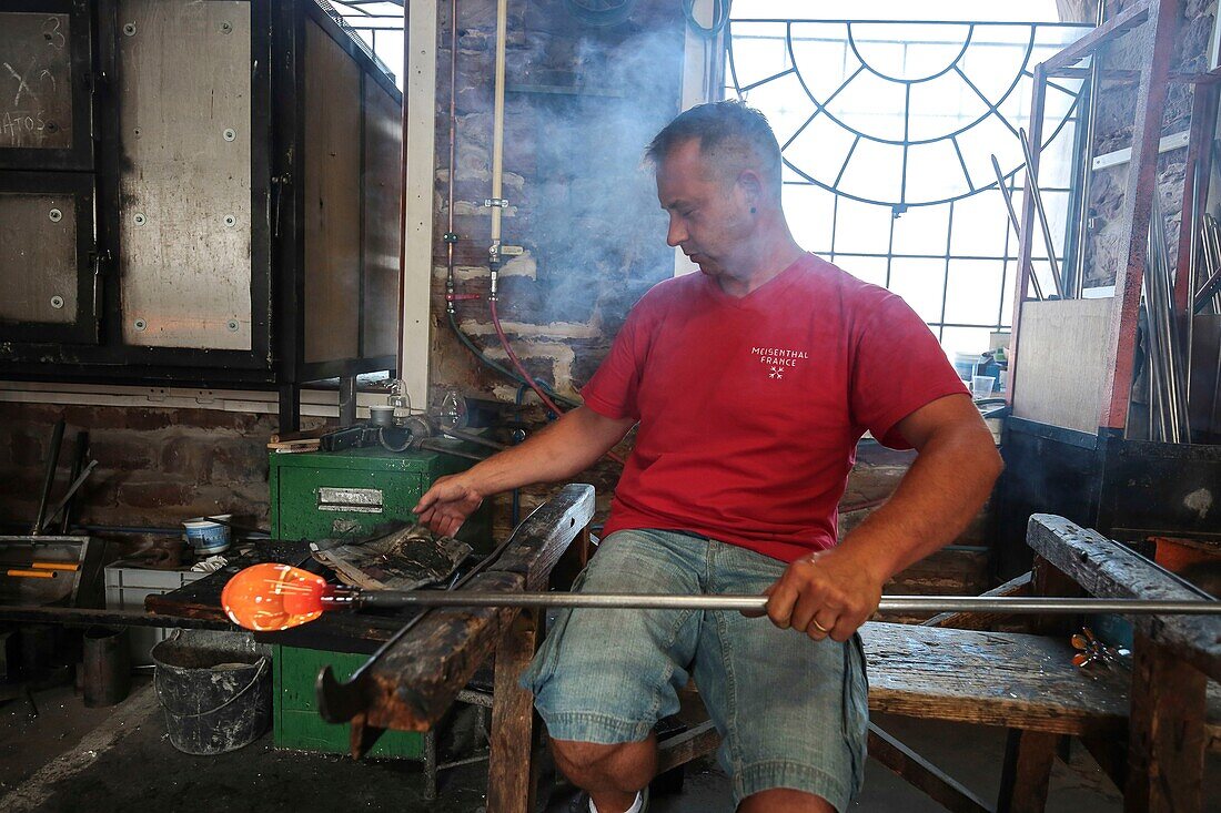 Frankreich, Moselle, Meisenthal, Internationales Zentrum für Glaskunst (CIAV), Halle à chaud, Der Glasmachermeister Jean Marc Schilt bei der Glasbearbeitung